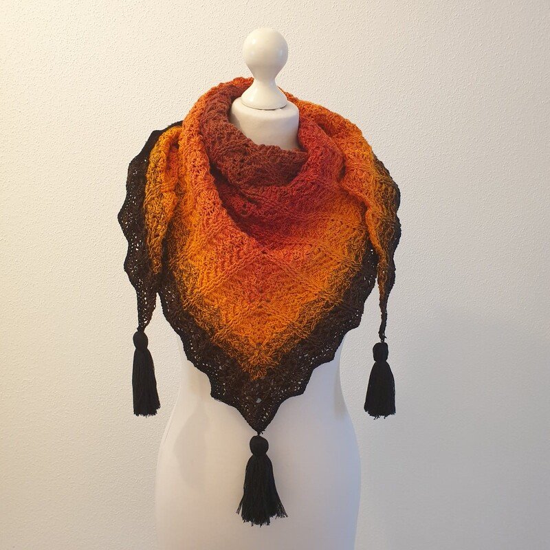 Ombre‑Dreieckstuch in Orange‑ und Brauntönen mit Spitzenstruktur und drei Quasten an den Ecken