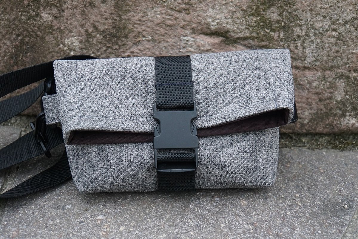 kompakte grau melierte Umhängetasche mit verstellbarem schwarzen Gurt und Steckverschluss