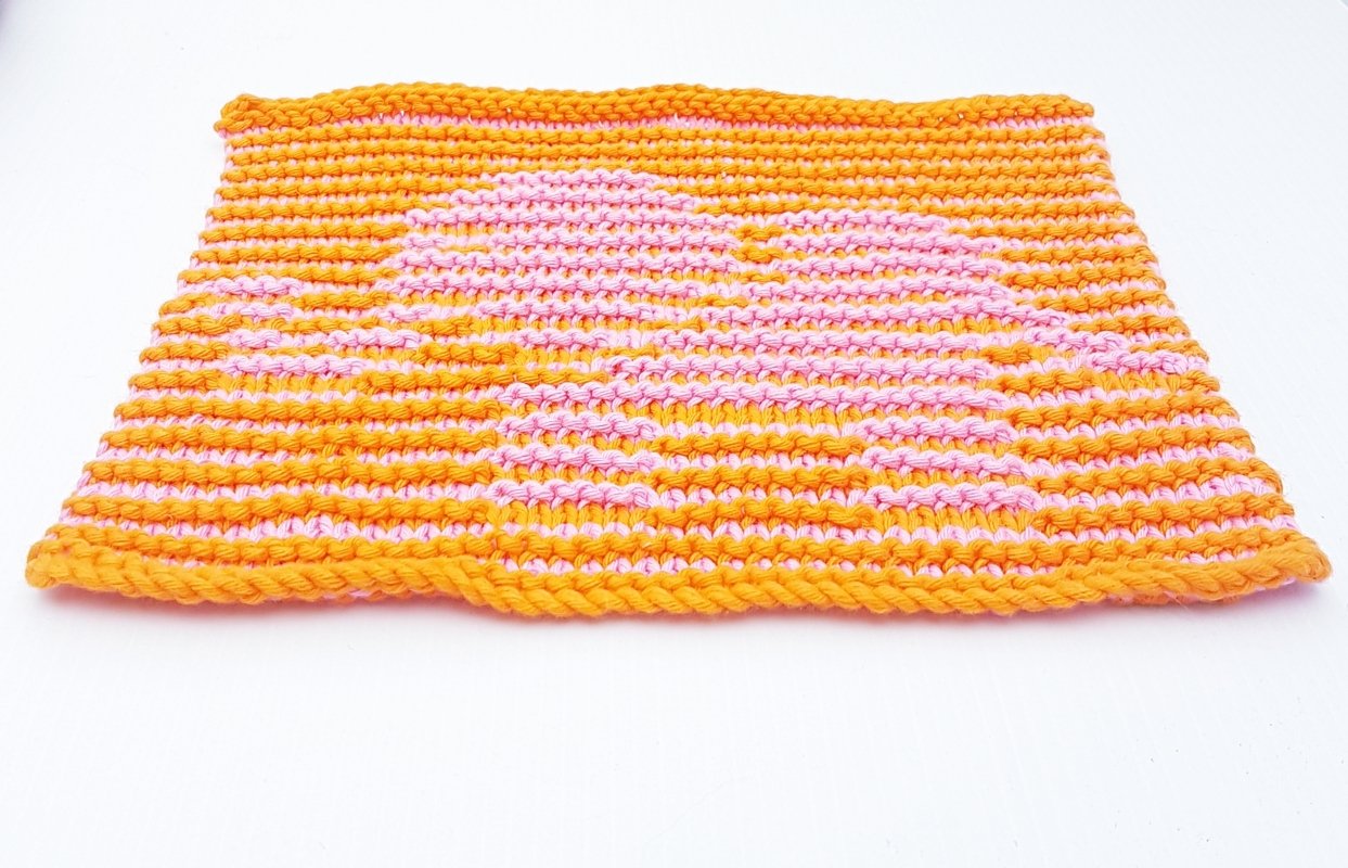 Handgestricktes Tuch in Orange und Rosa mit Herzmuster