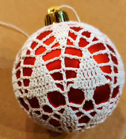 Häkelanleitung für umhäkelte Weihnachtskugel - Muster Baum