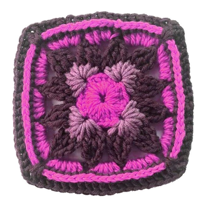 Nahaufnahme eines gehäkelten Granny-Square in Magenta und Dunkelbraun mit Blumenmotiv