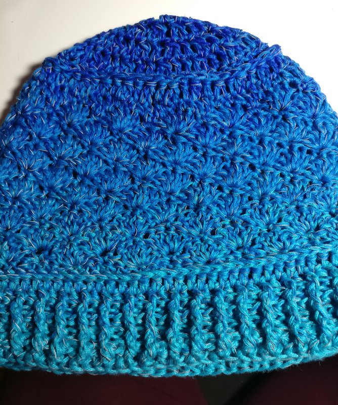 Gehäkelte Mütze in Blau‑Türkis mit Farbverlauf, Muschelmuster und Rippenbündchen