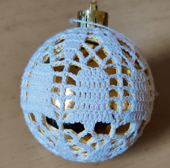 Häkelanleitung für umhäkelte Weihnachtskugel - Muster Glocke