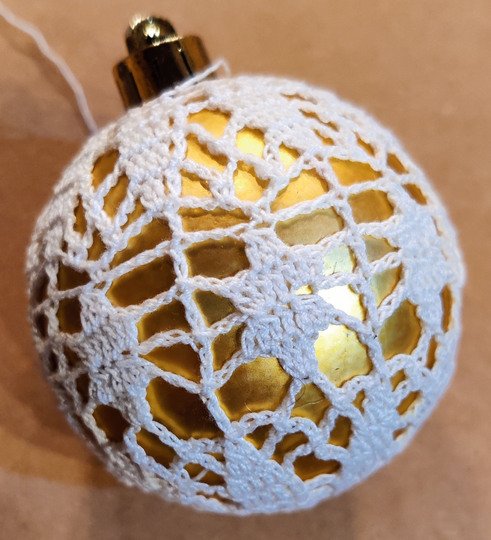 Häkelanleitung für umhäkelte Weihnachtskugel - Muster Stern