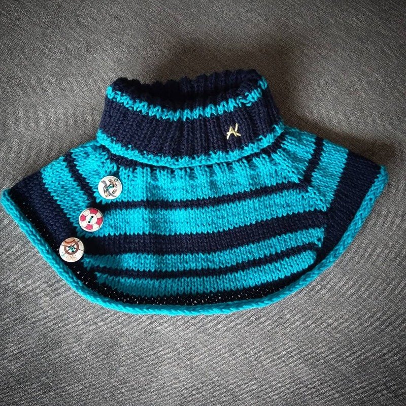 Gestrickter Kinder-Halswärmer in Marineblau und Türkis mit Rippenkragen und drei maritimen Knöpfen
