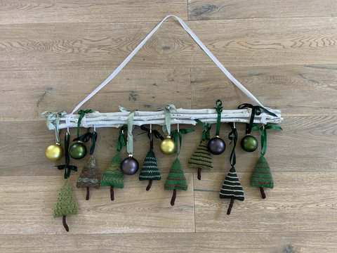 Anleitung Weihnachtsbäume gestrickt aus Sockenwolle