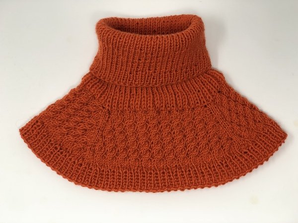 Orangefarbener gestrickter Kragenschal mit Zopfmuster und hohem Rollkragen