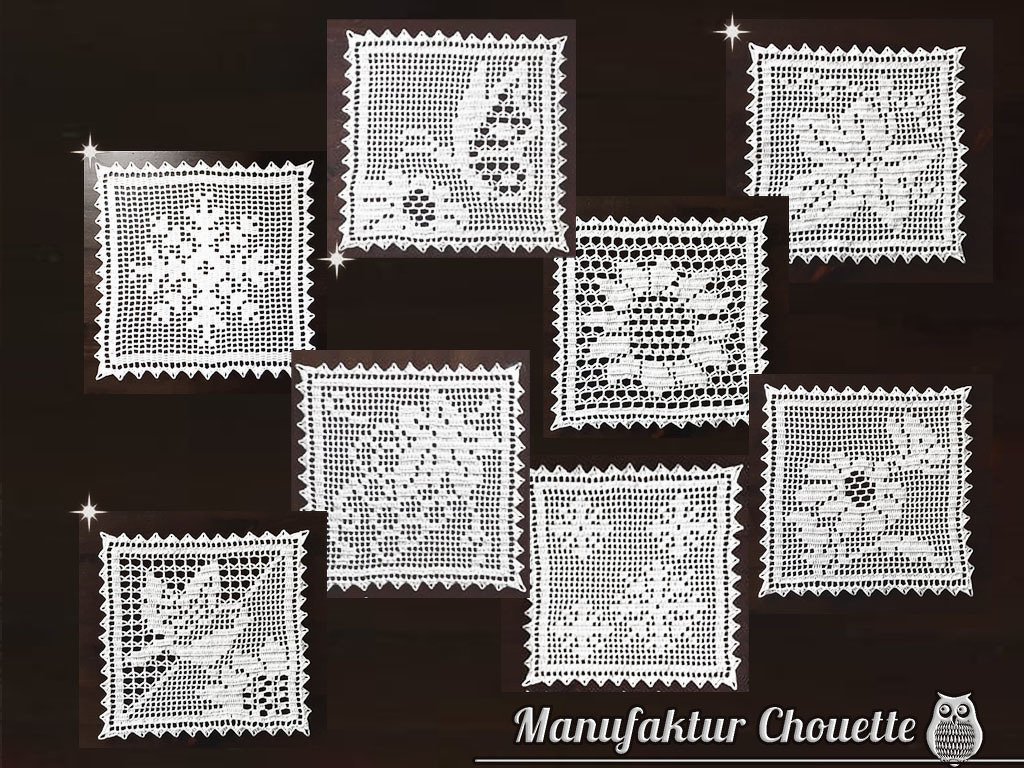 Acht weiße, quadratische gehäkelte Deckchen mit unterschiedlichen filigranen Mustern auf dunklem Hintergrund.