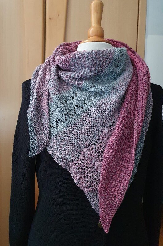 Gestricktes Dreieckstuch in Mauve und Grau mit Lochmuster auf schwarzer Schneiderpuppe