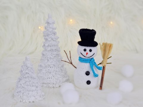 Schneemann mit 2 Tannenbäumen
