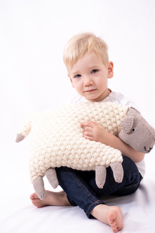 Strickanleitung Tierkissen Schaf Ruby, größe 30x30 cm, Anfängerfreundlich