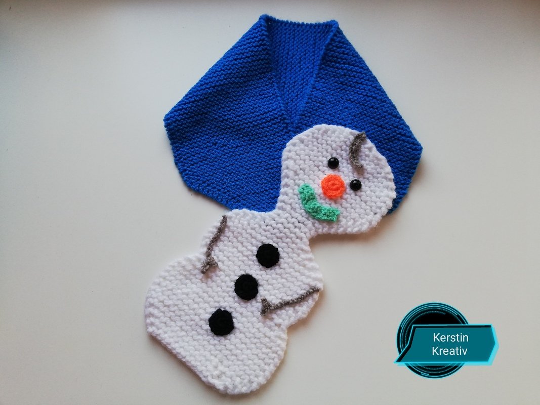 Blauer gestrickter Kinderschal mit weißer Schneemann-Applikation, orangefarbener Nase und schwarzen Knöpfen.