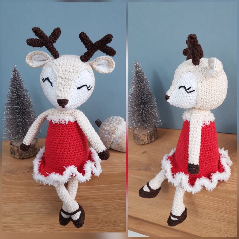 Gehäkeltes Rentier-Amigurumi im roten Weihnachtskleid mit weißem Saum und braunen Geweihen — Vorder- und Seitenansicht