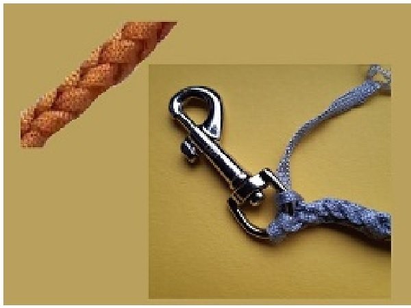 Detailaufnahme Karabiner mit gehäkelter Schlaufe zur Befestigung