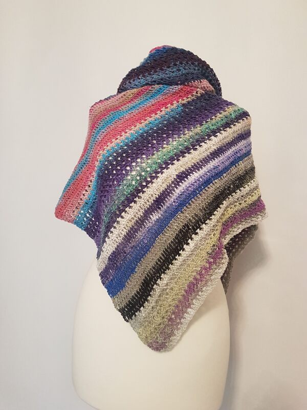 Gehäkeltes Dreieckstuch mit bunten Streifen auf einer Schneiderpuppe