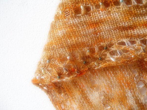 Beaded shawl knitting pattern "Perla"