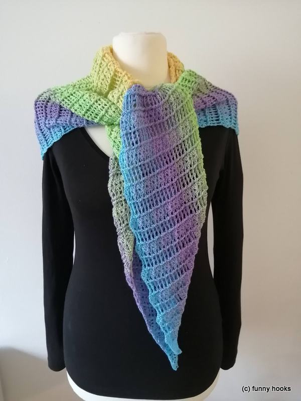 Gehäkeltes Dreieckstuch in Pastell-Farbverlauf auf Schneiderpuppe