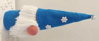 Gehäkelter Wichtel mit blauer Zipfelmütze, weißem Bart und orangeroter Nase