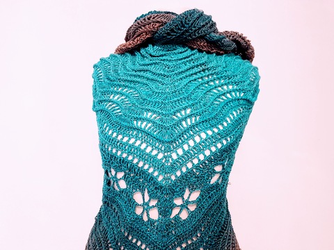 Häkelanleitung  Dreieckstuch Blumenwelle