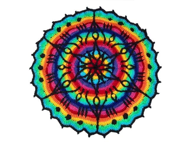 Rundes gehäkeltes Mandala-Deckchen in Regenbogenfarben mit schwarzem Rand