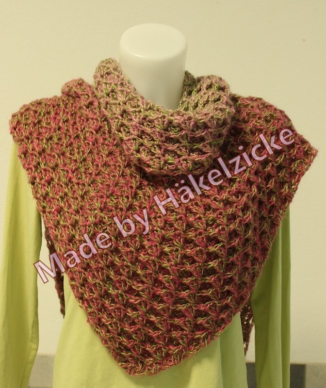 Schaufensterpuppe trägt gehäkeltes Dreieckstuch mit Rollkragen in melierten Rosé- und Grüntönen