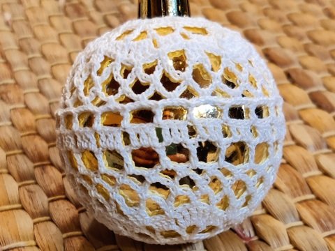 Häkelanleitung für umhäkelte Weihnachtskugel