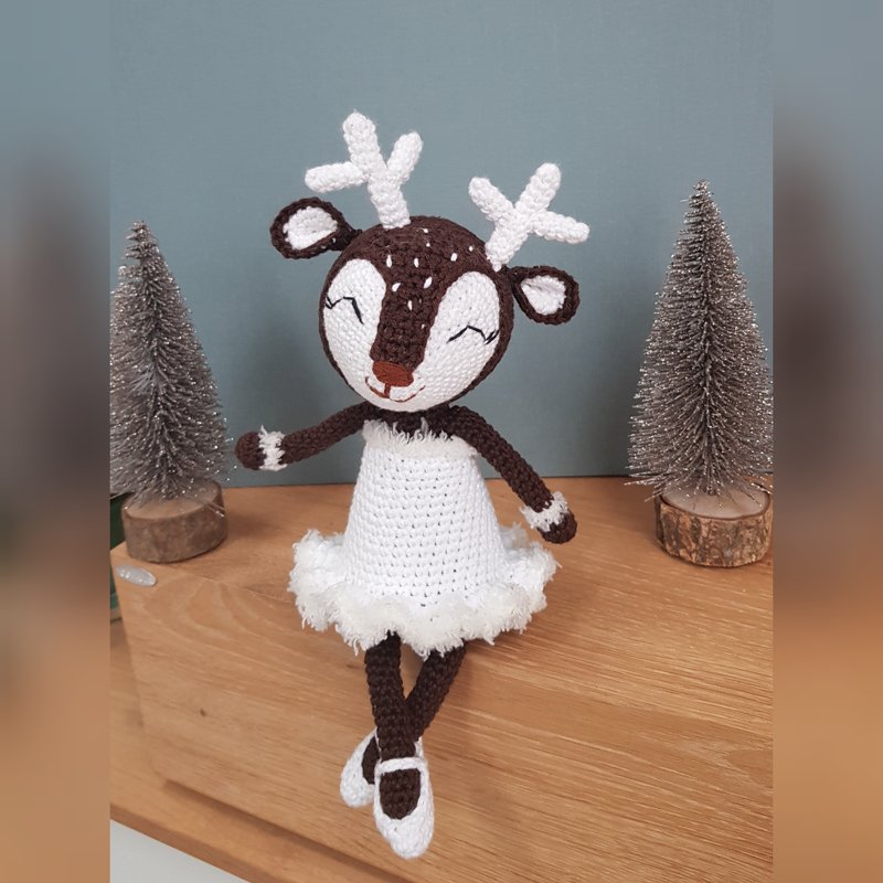 Gehäkeltes Amigurumi-Reh in weißem Ballerina-Kleid mit Geweih, in Balletthaltung