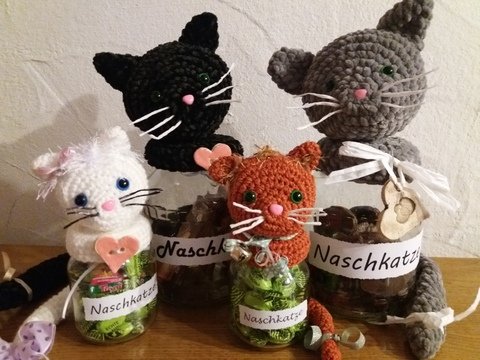 Häkelanleitung für kleine und große Naschkatzen