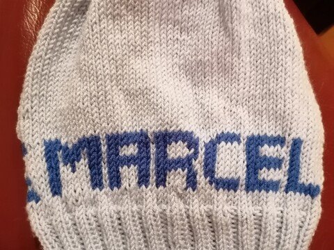 Strickanleitung für Kindermütze mit Namenszug im Norwegermuster