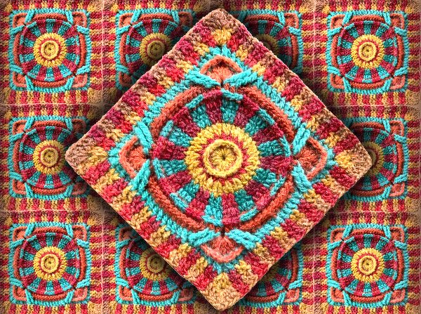 Nahaufnahme eines bunten gehäkelten Quadrats mit rundem Zentralmotiv und plastischen Reliefstichen