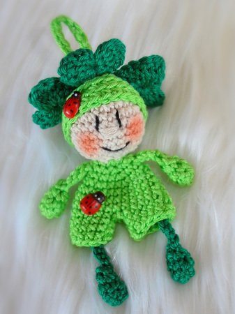 crochet pattern keychain shamrock lucky charm clover