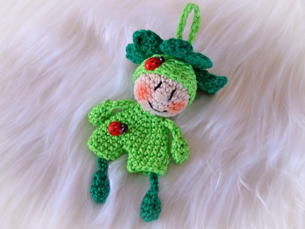 crochet pattern keychain shamrock lucky charm clover