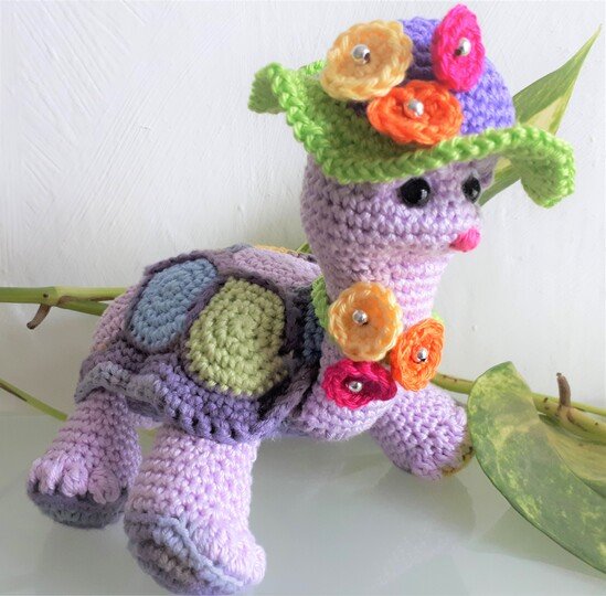 DIY-Anleitung für eine niedliche Häkelschildkröte mit Blumenmuster
