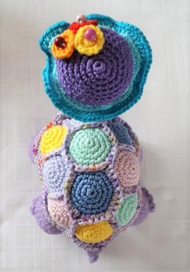 DIY-Anleitung für eine niedliche Häkelschildkröte mit Blumenmuster