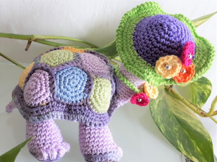 DIY-Anleitung für eine niedliche Häkelschildkröte mit Blumenmuster