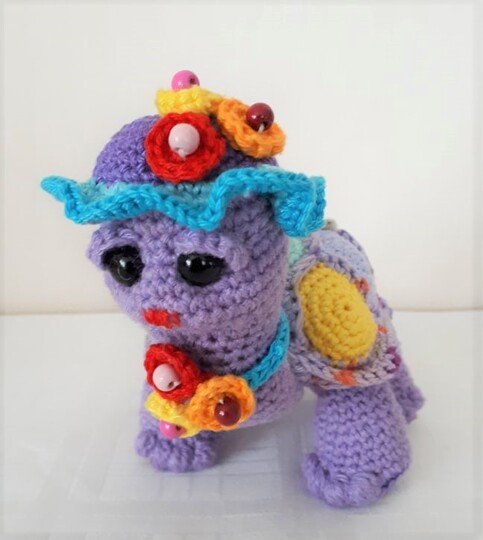 DIY-Anleitung für eine niedliche Häkelschildkröte mit Blumenmuster