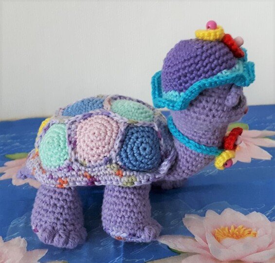 DIY-Anleitung für eine niedliche Häkelschildkröte mit Blumenmuster