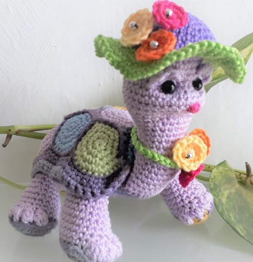 DIY-Anleitung für eine niedliche Häkelschildkröte mit Blumenmuster