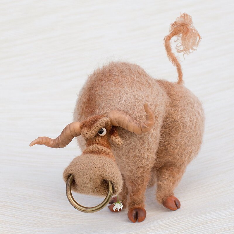 Gehäkelter Amigurumi-Bison mit Hörnern und Nasenring