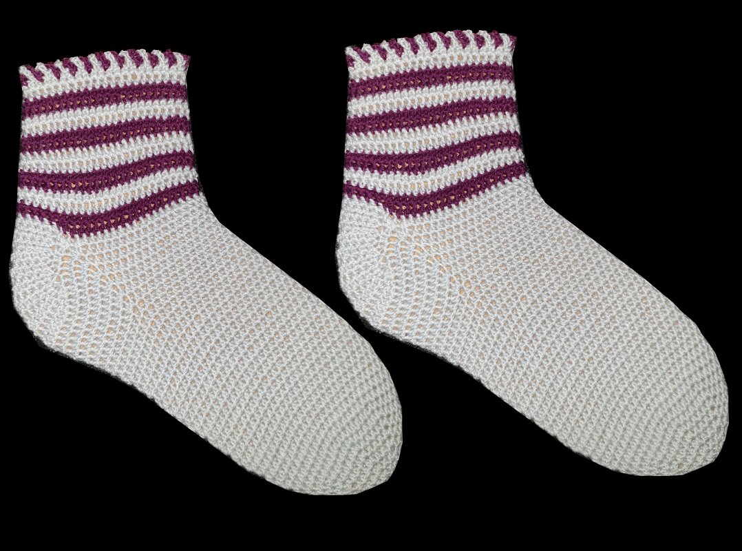 Paar gehäkelter weißer Damensocken mit lila Streifen am Bündchen vor schwarzem Hintergrund
