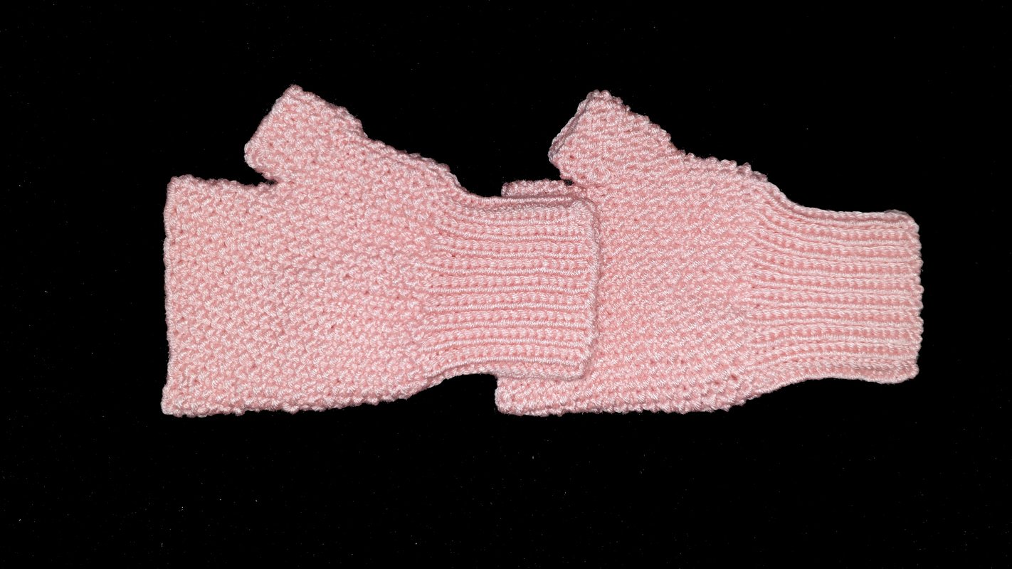 Hellrosa gestrickte fingerlose Handstulpen mit Rippbündchen