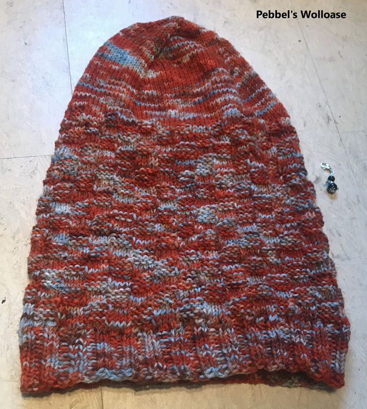 Gestrickte, melierte Damenmütze in Orange- und Blautönen mit Rippenbündchen