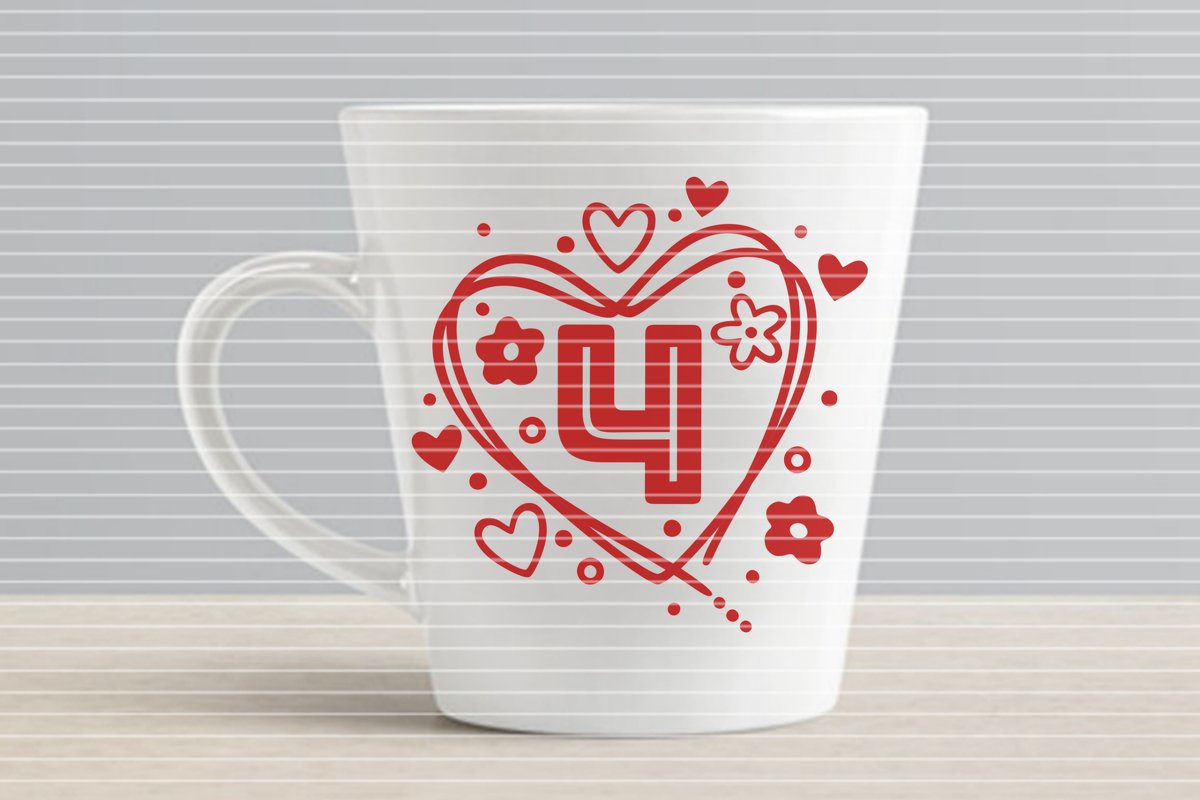 Weiße Tasse mit rotem, einfarbigem Herz-Plot und der Ziffer 4