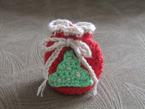 Anleitung Kleines Weihnachtssäckchen mit Baummotiv häkeln