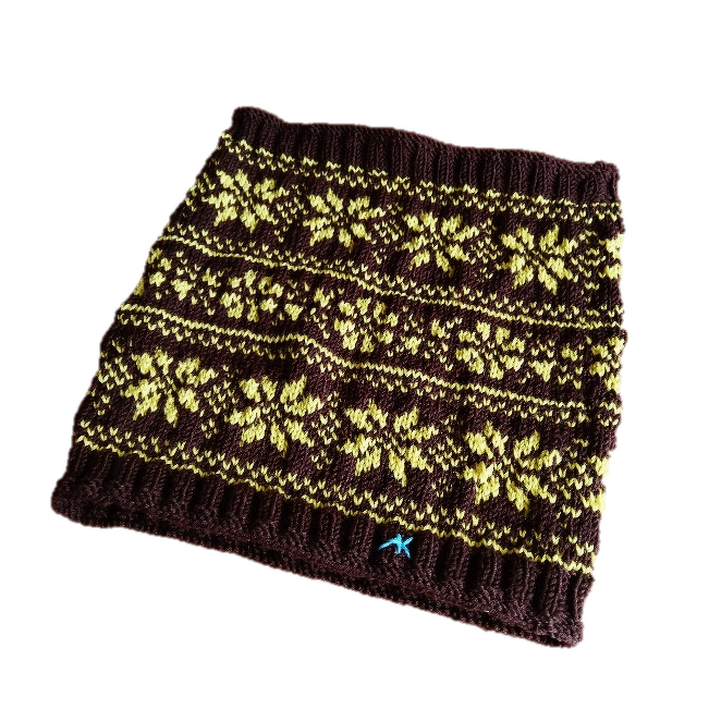 Dunkelbrauner gestrickter Loop mit gelbem Fair-Isle-Schneeflockenmuster und kleinem blauem Detail am Saum