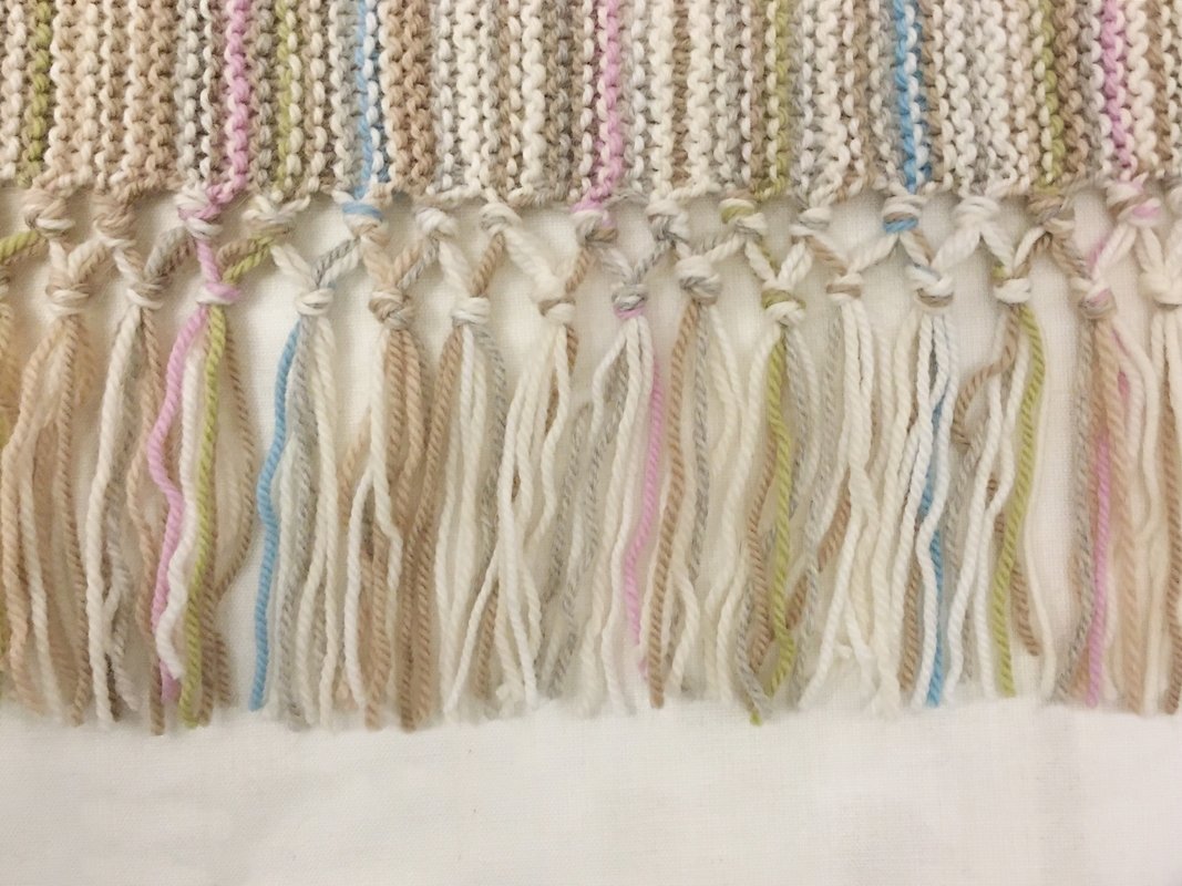 Strickdecke mit Fransen für Anfänger - ohne Fäden vernähen
