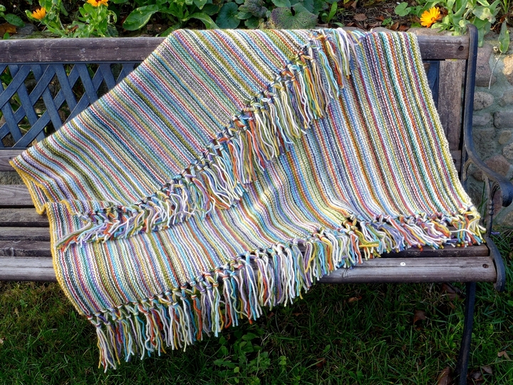 Strickdecke mit Fransen für Anfänger - ohne Fäden vernähen