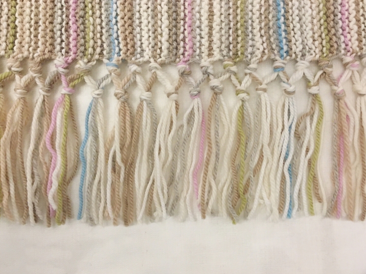 Strickdecke mit Fransen für Anfänger - ohne Fäden vernähen