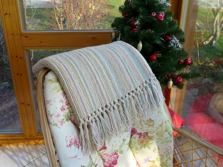 Strickdecke mit Fransen für Anfänger - ohne Fäden vernähen