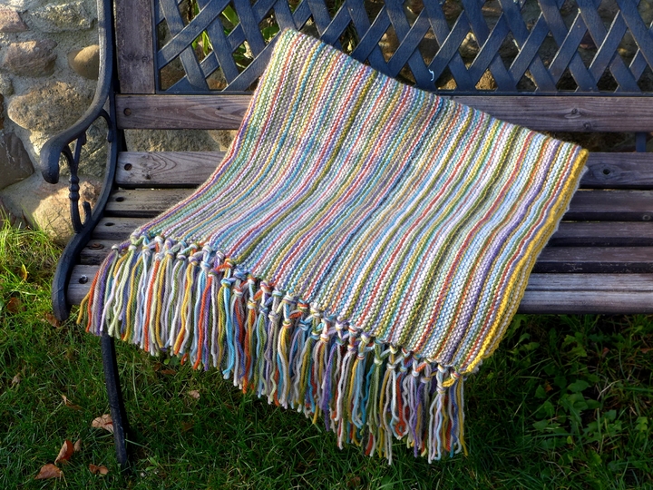 Strickdecke mit Fransen für Anfänger - ohne Fäden vernähen